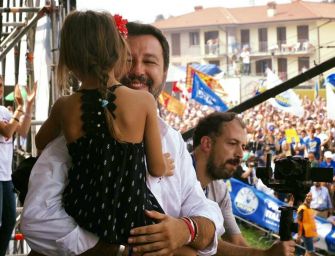 Bimba di Bibbiano a Pontida. Salvini su critiche: chi se ne frega. Sindaco di Reggio: vergognosa speculazione