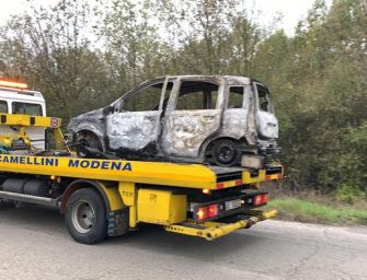 Corpo carbonizzato in un’auto a Modena, aperta un’indagine per omicidio