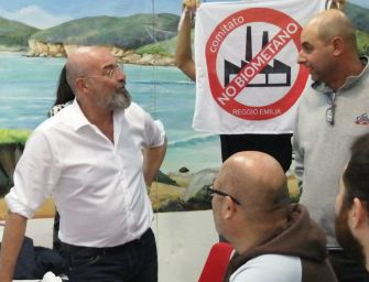 No-biogas, blitz dei comitati a Bagnolo per incontrare Bonaccini
