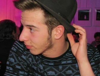 L’auto impazzita si schianta contro un palo: morto 20enne a Rolo