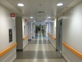 Cadelbosco Sopra, cade da una scala: muore 51enne operaio