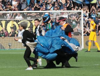 Atterra sul prato del Mapei Stadium durante Sassuolo-Inter, daspo e denuncia per il paracadutista