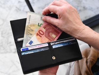 Reggio. Trova portafoglio pieno, ma lo restituisce vuoto: denunciata barista