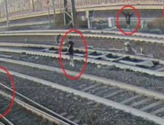 Folle gioco dei ragazzini, si fanno i selfie sui binari del treno