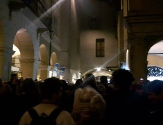 A Reggio comizio di Salvini, un gruppo di giovani urla “buffone”