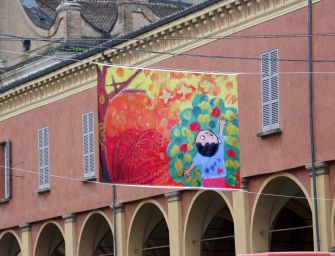 Reggio, in mostra 100 bandiere per i diritti dell’infanzia nelle vie della città