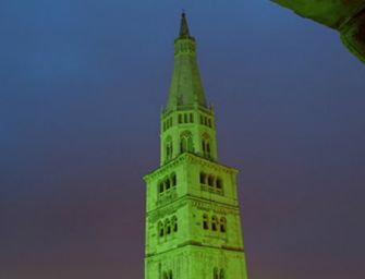 Modena dice no alla pena di morte e la Ghirlandina si tinge di verde