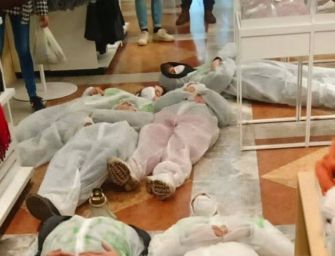 Block Fridays in piazza Del Monte, morte apparente dentro H&M