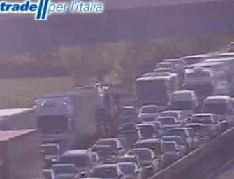 Uomo sul viadotto convinto a scendere: traffico regolare in A1