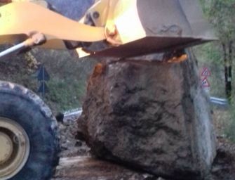 Maltempo. Vetto, grande masso precipita sulla strada