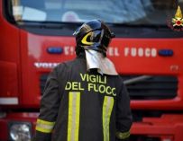 Vasto incendio di rotoballe distrugge un fienile a Carpineti: in salvo gli animali