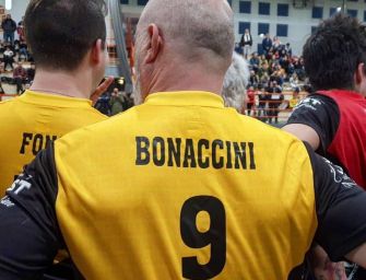 Bonaccini in braghe corte e maglia numero 9
