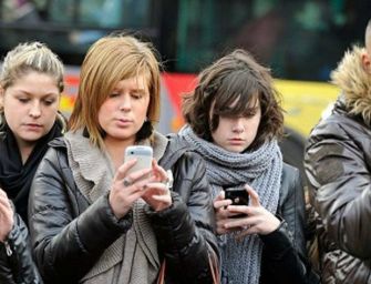 Censis, sempre a guardare lo smartphone