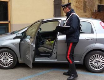 Rubano in auto, dentro c’è una bimba