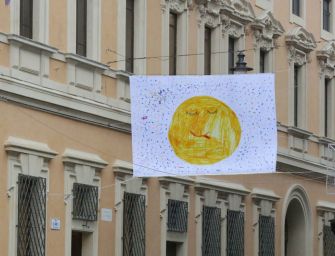 100 bandiere per le strade del centro storico a Reggio Emilia