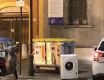 Reggio. Lascia una lavatrice in piazza Gioberti: 600 euro di multa
