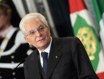 Mattarella: Tricolore simbolo di unità