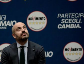 Paragone espulso dai Cinquestelle