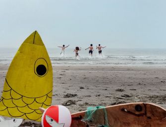 “Chi non vota resta spiaggiato”, il tuffo delle Sardine al Papeete
