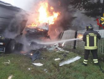 Schianto fra tir a Poviglio, camionista muore carbonizzato