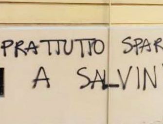 “Spara a Salvini”. Cancellata scritta minacce