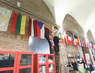 Modena, con la Brexit ammainata l’Union Jack alla Galleria Europa