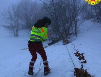 Scialpinista cade nel dirupo e muore
