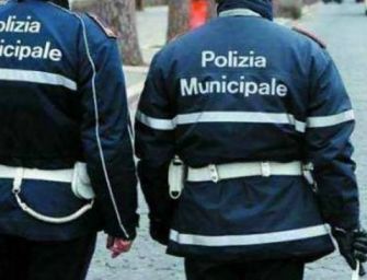Reggiolo. Corre nudo per le strade del centro