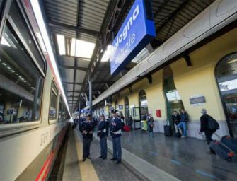 Ragazza di 24 anni aggredita e rapinata in stazione a Bologna dalla sorella e da un’amica