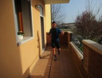Corre 100 km sul balcone di casa, lo fa 6mila volte