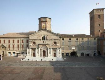 Reggio. ‘Una moneta per la cultura’, decine di migliaia di libri in piazza Prampolini