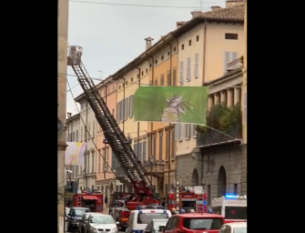 Reggio. Fumo dal tetto di un palazzo storico di via Emilia San Pietro