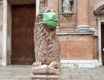 Reggio. Coronavirus, compaiono mascherine anti-contagio sui leoni di piazza San Prospero