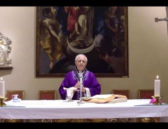 Coronavirus, a Piacenza il vescovo celebra la messa domenicale in diretta streaming