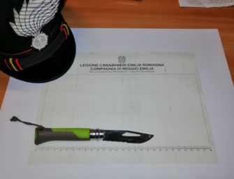 Reggio. Minaccia col coltello il vicino, sputa agli infermieri e aggredisce i medici