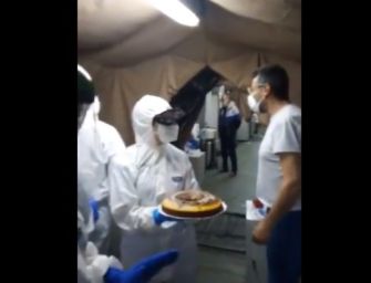 Torta di compleanno e coro d’auguri nell’ospedale da campo di Piacenza