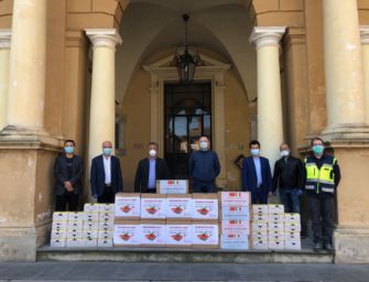 Associazione cinese dona al Comune di Reggio 8mila mascherine e 768 confezioni igienizzanti