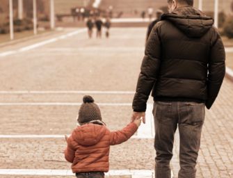 “Sì 2 passi padre e figlio vicino casa”.  Polemica