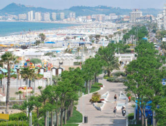 ‘Metà giugno, spiagge aperte a Riccione’