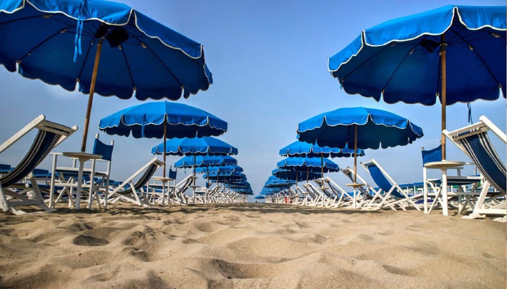 Spiaggia e mare, 1 ombrellone ogni 12 metri quadri