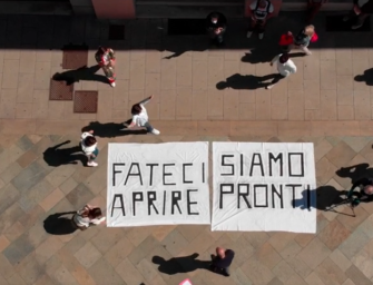 “Fateci riaprire, siamo pronti”. La protesta dei commercianti di Scandiano ripresa dal drone