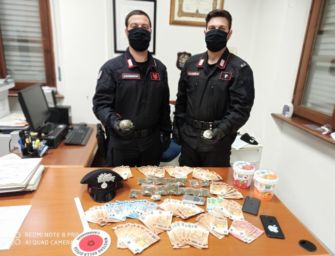 Sant’Ilario d’Enza. Consegnava marijuana a domicilio: 28enne arrestato alla fermata dell’autobus