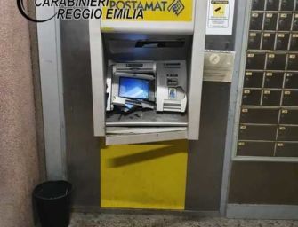 Fanno saltare in aria il bancomat a Castelnovo Sotto e lo svaligiano