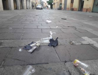 Movida. M5s: rifiuti a terra in piazza Fontanesi: multe ai maleducati