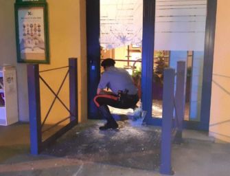 Gualtieri. Furto in banca a suon di picconate, poi si schiantano dopo inseguimento