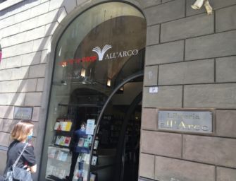 Reggio. Di sabato entra alla Libreria all’Arco, ruba i soldi a una commessa e aggredisce un dipendente