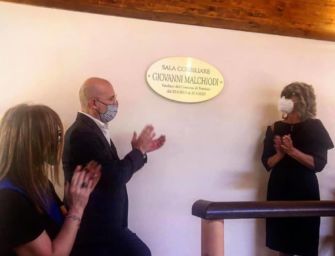 Sala consiliare al sindaco morto di Covid