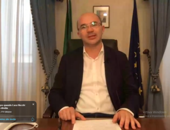 Reggio, il sindaco torna in diretta Fb: riapriremo i giochi bimbi nei parchi