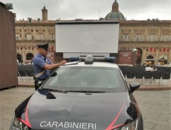 Bologna. Proietta un film porno sul maxischermo di piazza Maggiore, denunciato