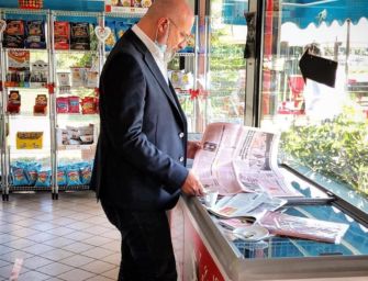 Nei bar emiliani tornano i giornali e le carte da gioco